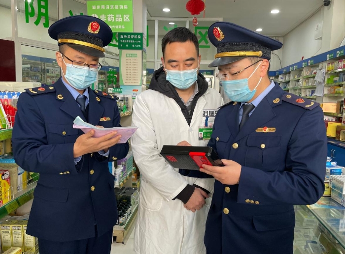 圖為該局執(zhí)法人員正在一家藥店經(jīng)銷的冬季滋補(bǔ)類藥品的進(jìn)出臺(tái)帳信息進(jìn)行認(rèn)真核查。