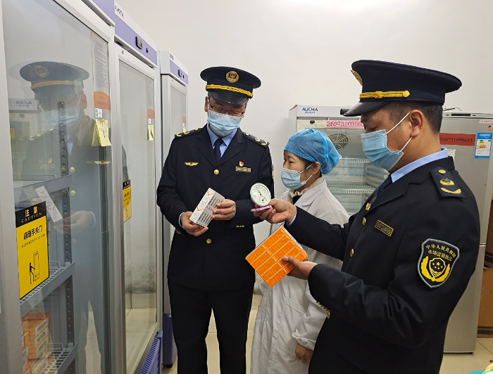 圖為1月5日?qǐng)?zhí)法人員在一家鄉(xiāng)鎮(zhèn)衛(wèi)生院檢查疫苗質(zhì)量。