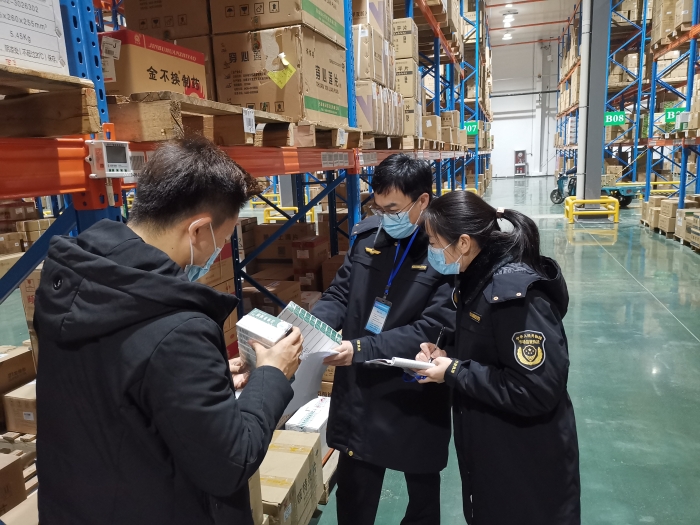 圖為檢查現(xiàn)場。（顏彩虹 攝）