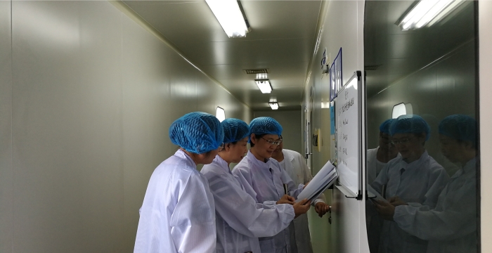 圖為區(qū)域檢查第一分局監(jiān)管人員在轄區(qū)調(diào)研MAH制度下研究機(jī)構(gòu)類企業(yè)質(zhì)量安全風(fēng)險(xiǎn)。