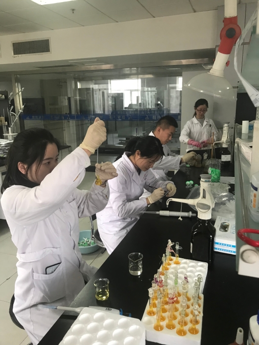 圖為山東省食品藥品檢驗(yàn)研究院工作人員在對阿膠進(jìn)行檢驗(yàn)。