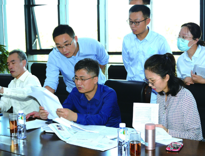 圖為山東省藥品不良反應(yīng)監(jiān)測中心工作人員現(xiàn)場指導(dǎo)企業(yè)開展醫(yī)療器械不良事件監(jiān)測工作。（趙玉娟 攝）