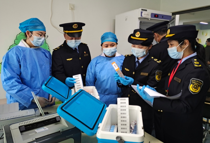 圖為1月20日?qǐng)?zhí)法人員在一家鄉(xiāng)鎮(zhèn)衛(wèi)生院檢查疫苗。