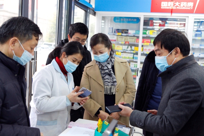 圖為安徽省藥監(jiān)局局長(zhǎng)吳麗華（左四）檢查“一退兩抗”藥品的實(shí)名銷售登記情況。（邵亮  攝）