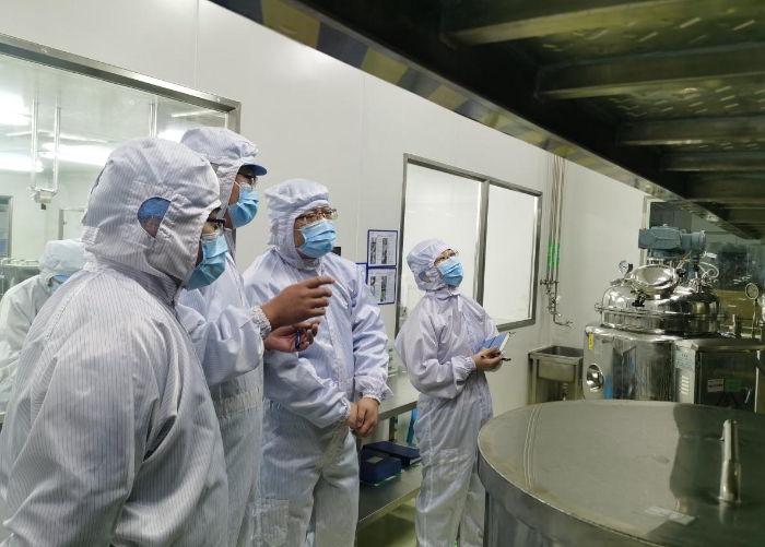 圖為1月14日，監(jiān)管人員在特殊藥品生產(chǎn)企業(yè)口服溶液劑生產(chǎn)線開(kāi)展檢查。