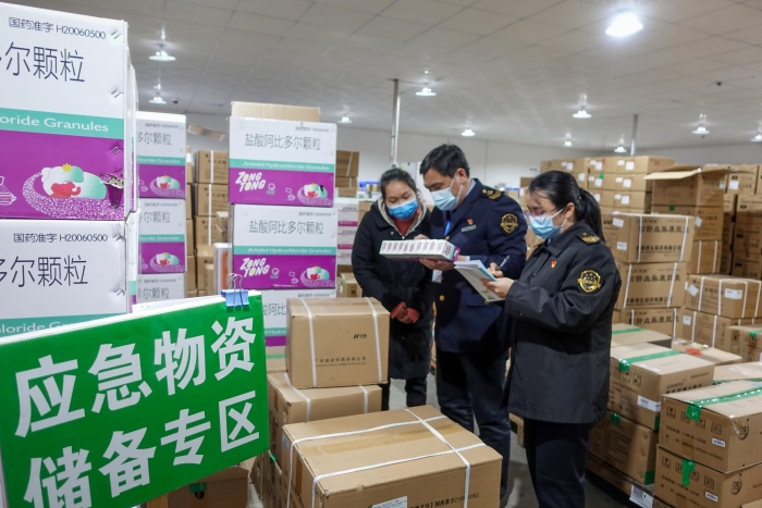 圖為廣西壯族自治區(qū)藥監(jiān)局百色檢查分局實地檢查防疫藥品質量安全。（黃丹 攝）