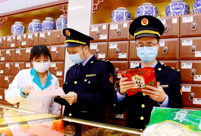 圖為2月14日，該局執(zhí)法人員在一家零售藥店檢查中藥飲片質(zhì)量。