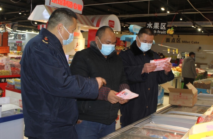 圖為執(zhí)法人員在一商場檢查冷凍湯圓標簽標識 圖為執(zhí)法人員在一商場檢查冷凍湯圓標簽標識