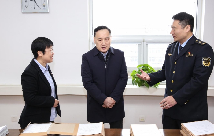 圖為吳承丙（中）在山東省藥監(jiān)局執(zhí)法監(jiān)察局調(diào)研