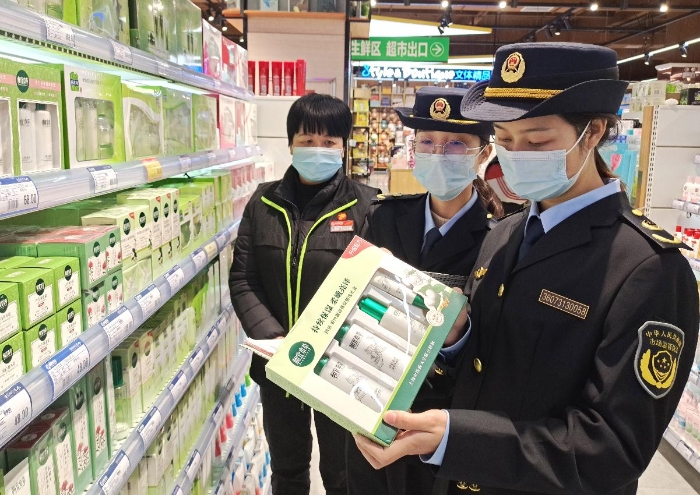圖為該局執(zhí)法人員在一商店檢查化妝品 圖為該局執(zhí)法人員在一商店檢查化妝品