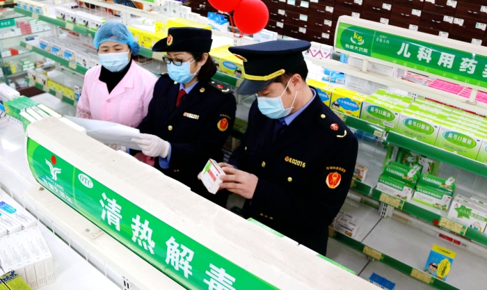 圖為該局執(zhí)法人員在一家藥店檢查。