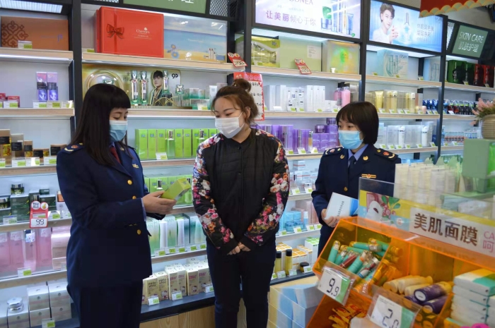 圖為該局執(zhí)法人員在一家化妝品專營店進行檢查。