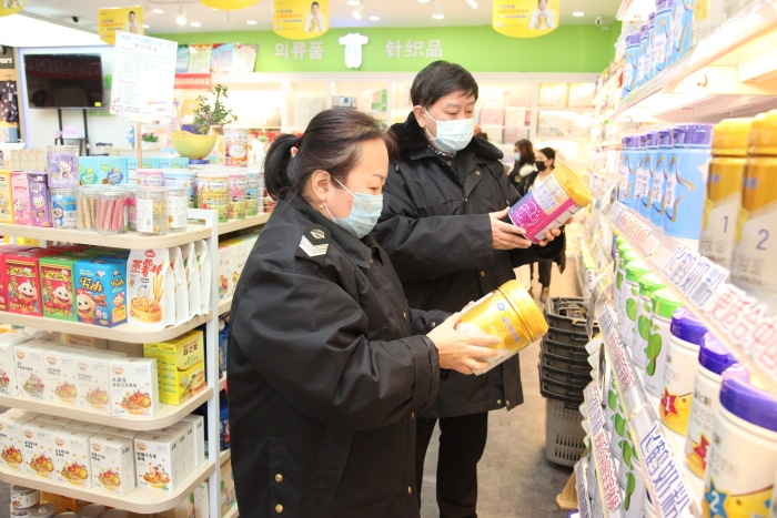 圖為執(zhí)法人員檢查配方奶粉。