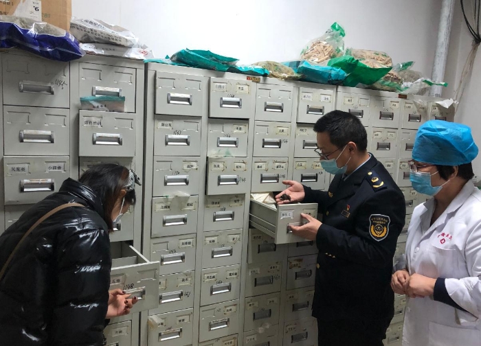 圖為庫爾勒市執(zhí)法人員對中藥材進行檢查。