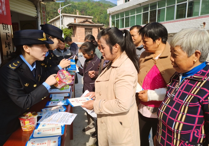 圖為工作人員為群眾講解食品安全知識。