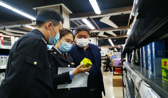 圖為執(zhí)法人員在化妝品銷售現(xiàn)場進(jìn)行檢查。