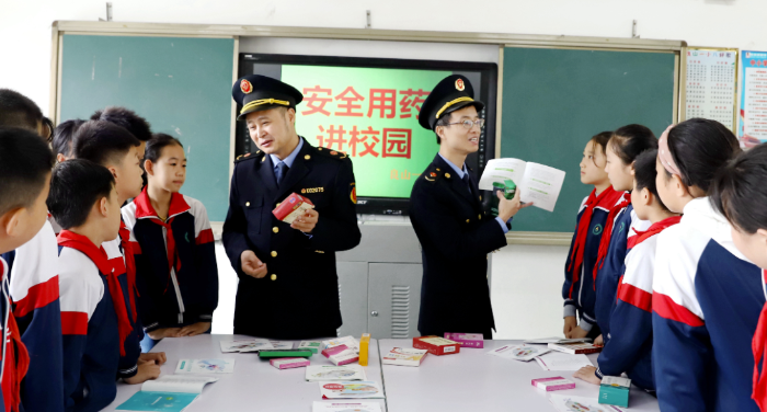 圖為3月14日，工作人員在給學(xué)生們講解安全用藥知識。