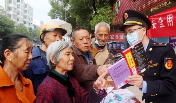 圖為該局工作人員在羅坊鎮(zhèn)集鎮(zhèn)向消費(fèi)者講解如何識(shí)別假劣藥品。