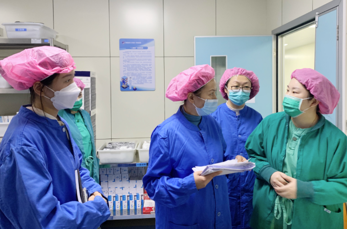 圖為執(zhí)法人員在醫(yī)院開展現(xiàn)場檢查。