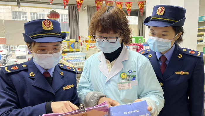 圖為執(zhí)法人員檢查新冠病毒抗原檢測(cè)試劑購(gòu)銷記錄。