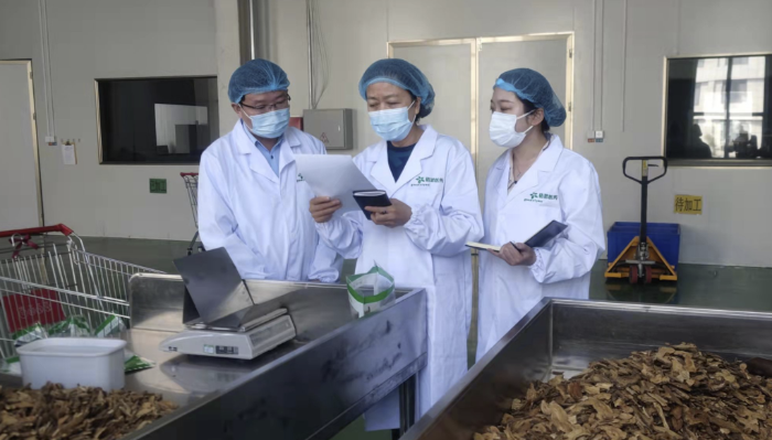 圖為執(zhí)法人員對防疫用中藥飲片質(zhì)量進(jìn)行監(jiān)督檢查。