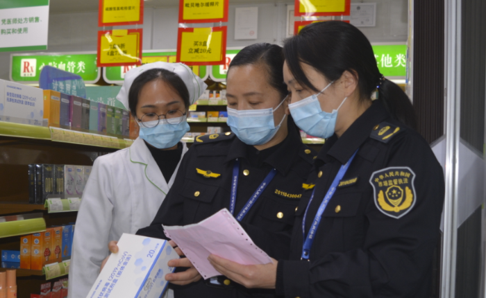 圖為執(zhí)法人員在藥店檢查。