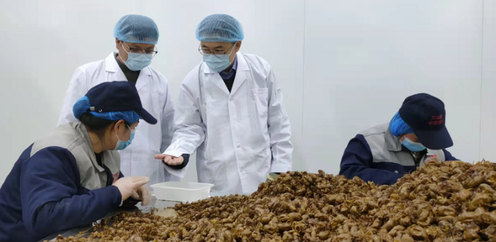 圖為執(zhí)法人員在中藥飲片生產(chǎn)企業(yè)進(jìn)行現(xiàn)場(chǎng)檢查。