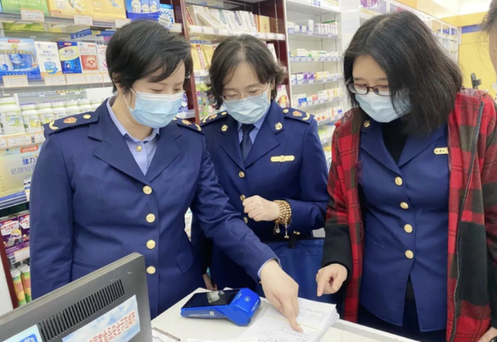 圖為執(zhí)法人員檢查藥品銷售記錄。