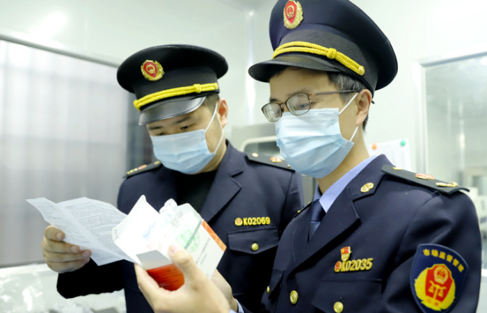 圖為執(zhí)法人員在一家檢測機(jī)構(gòu)檢查。