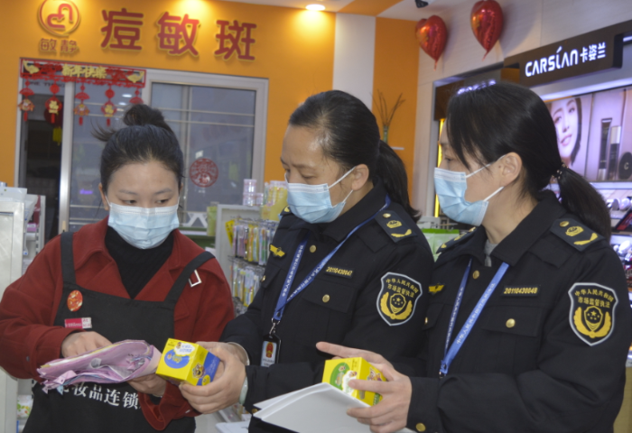 圖為執(zhí)法人員在化妝品經(jīng)營(yíng)單位檢查。