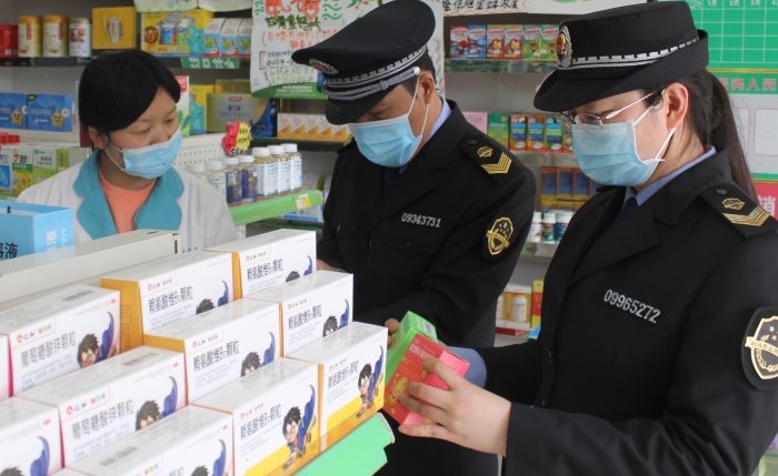圖為執(zhí)法人員在藥店進(jìn)行檢查。