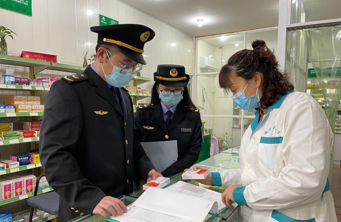 圖為執(zhí)法人員正在一家藥店檢查藥品信息登記情況。