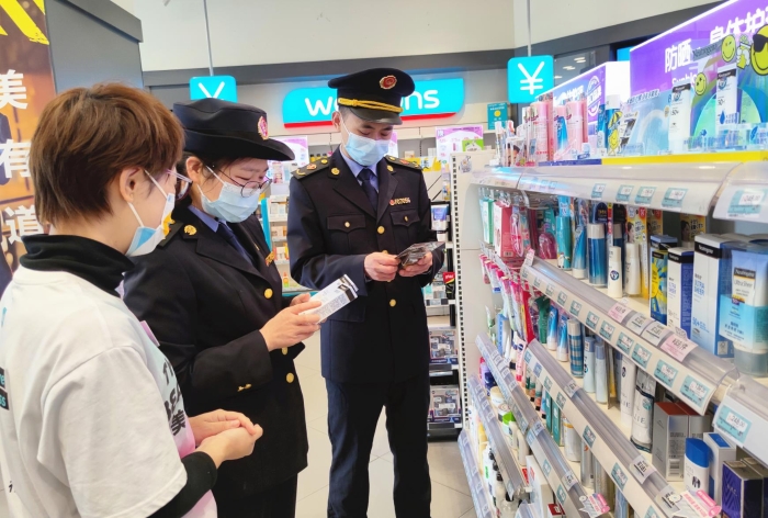 圖為執(zhí)法人員在一家化妝品專營店檢查防曬類化妝品。