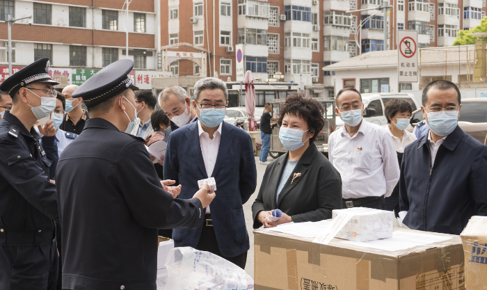 圖為執(zhí)法人員在向群眾普及安全用藥知識(shí)。