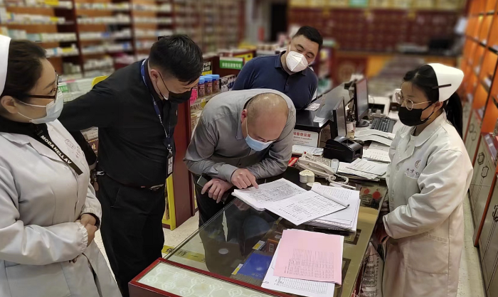 圖為五一假期期間檢查組檢查轄區(qū)零售藥店。