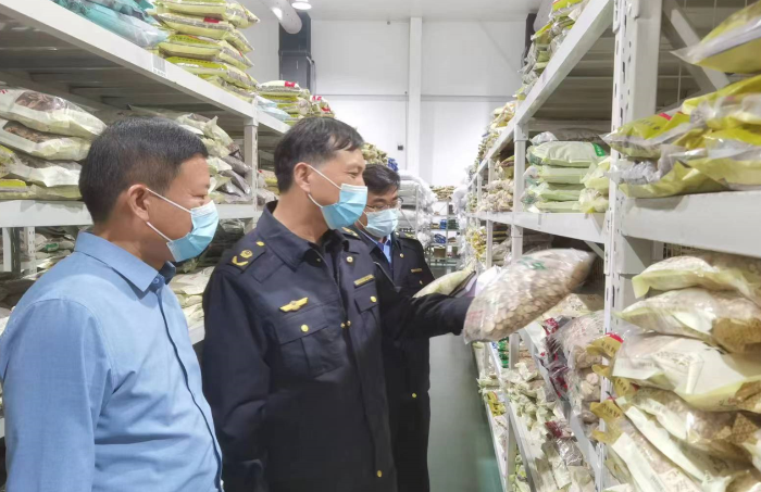 圖為執(zhí)法人員在藥品儲存企業(yè)檢查。