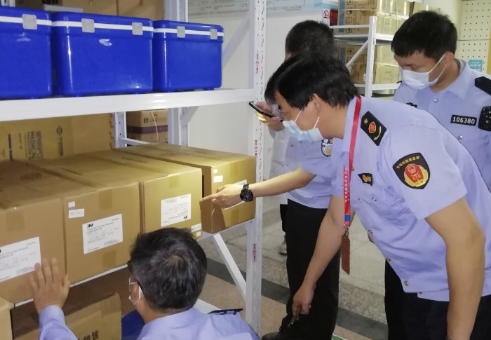 圖為執(zhí)法人員檢查防疫器械。