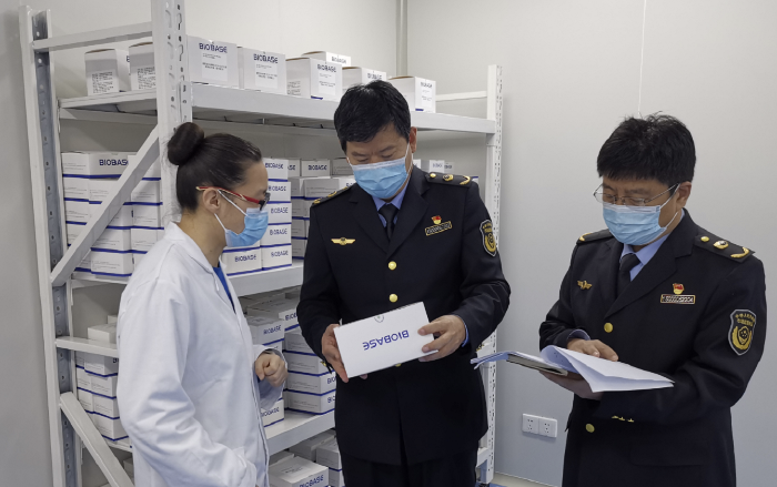 圖為檢查人員對(duì)山東博科診斷科技有限公司進(jìn)行檢查。