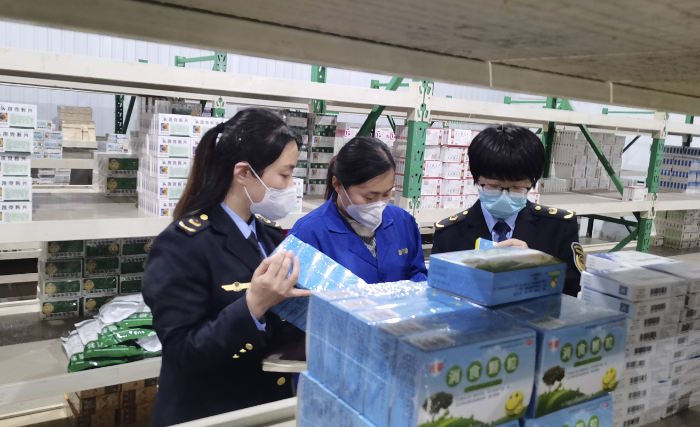 圖為執(zhí)法人員檢查藥品購銷渠道。