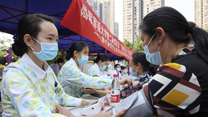 圖為活動中護(hù)士為市民做公益體檢。