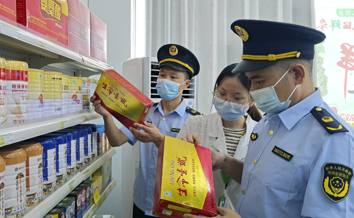 圖為執(zhí)法人員檢查保健食品是否虛假夸大宣傳。