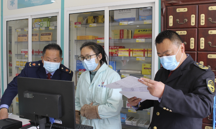 圖為執(zhí)法人員在藥店檢查。