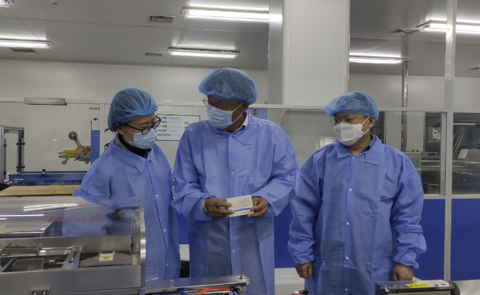 圖為檢查人員在一家集采中選企業(yè)檢查。