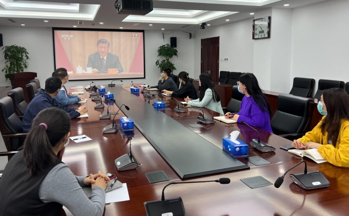 集團青年職工們收看慶祝中國共產(chǎn)主義共青團成立100周年大會