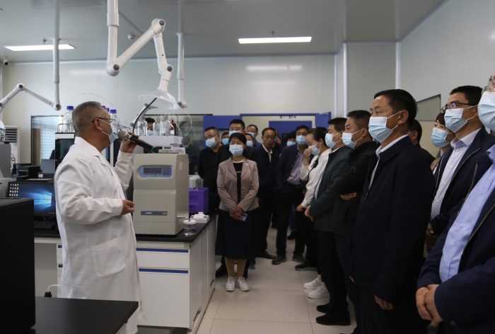 圖為參會人員觀摩甘肅省藥檢院隴西分院建設情況 丁怡媛攝 圖為參會人員觀摩甘肅省藥檢院隴西分院建設情況 丁怡媛攝