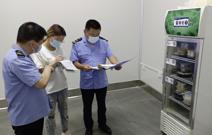 圖為6月7日，尉氏縣市場(chǎng)監(jiān)管局執(zhí)法人員在一考點(diǎn)餐飲部門(mén)檢查食品留樣備查制度落實(shí)情況。