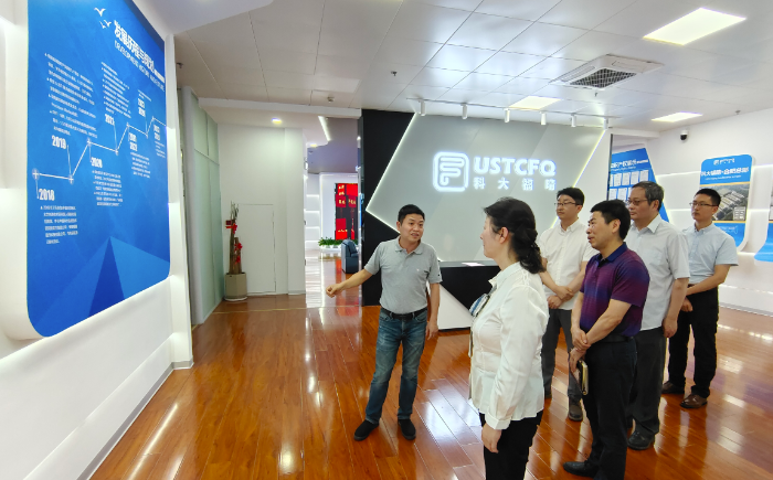 圖為6月7日，安徽省藥監(jiān)局局長吳麗華（左二）一行在安徽福晴醫(yī)療科技有限公司調(diào)研。