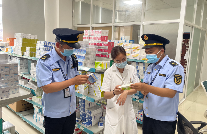 圖為安吉縣市場(chǎng)監(jiān)管局執(zhí)法人員在上墅衛(wèi)生院查看醫(yī)療器械檢測(cè)器具檢驗(yàn)日期。