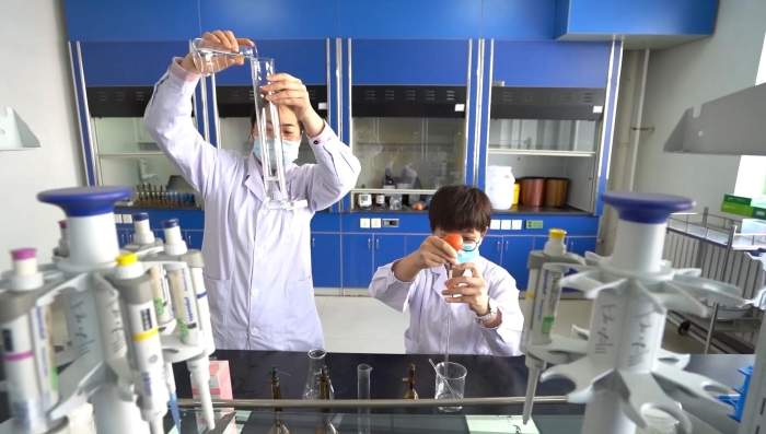 圖為檢驗人員做化妝品樣品提取實驗.(葉陽歡攝) 圖為檢驗人員做化妝品樣品提取實驗.(葉陽歡攝)