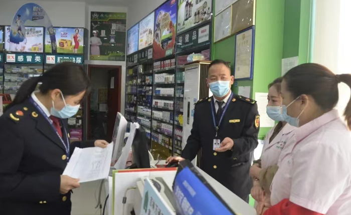 圖為盤州市市場監(jiān)管局執(zhí)法人員在一家藥店開展疫情期間“四類藥品”管控登記檢查。